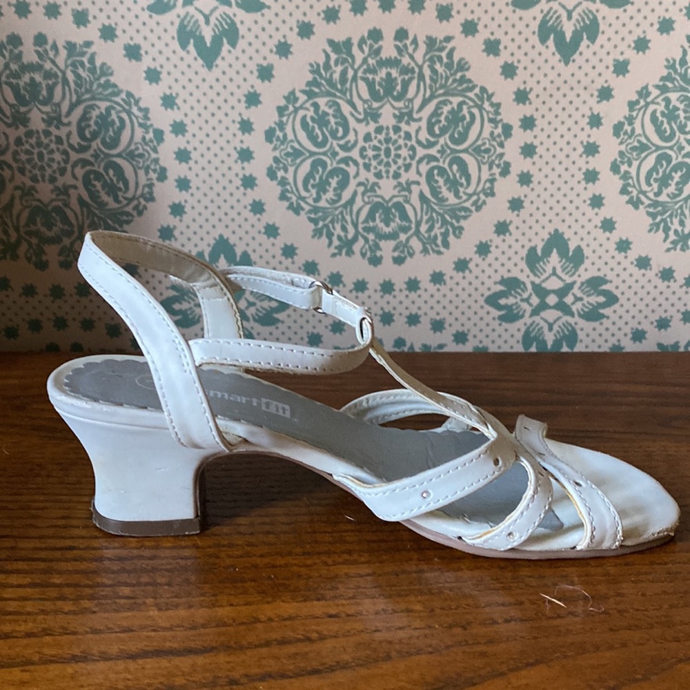 White sandal dress shoes, Size 1 ๐ท - Picture 5 of 8